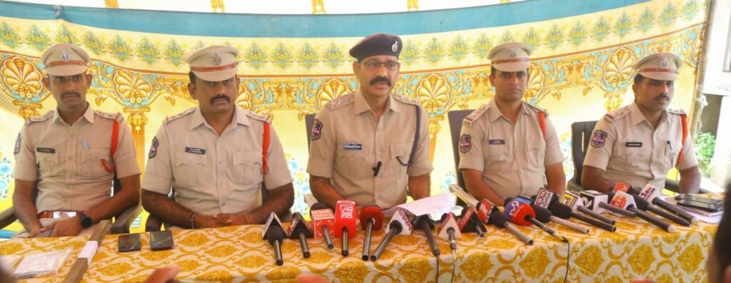 వృద్ధురాలి హత్య కేసులో ఇద్దరు నిందితులల అరెస్టు