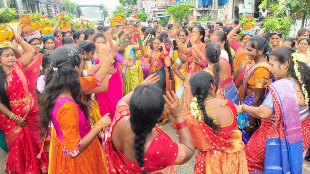 చాకలి ఐలమ్మ స్ఫూర్తితో ముందుకు సాగాలి